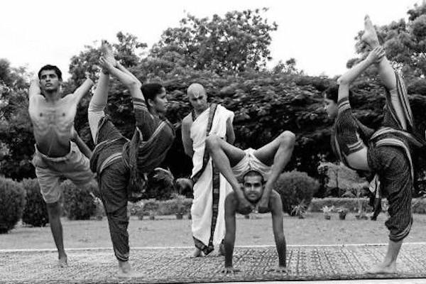 Krishnamacharya_conducting_Yoga_sessions_boys_girls_Mysore_Palace_edited
